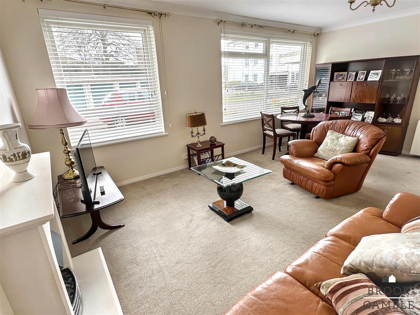 2 Bedroom Flat. Compton Place Road in Eastbourne,  4